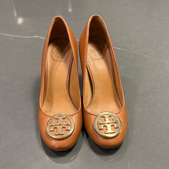 Tory Burch Brown Leather Heels with Gold Logo - Picture 1 of 8